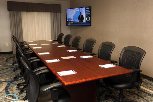 holiday inn express and suites omaha south ralston