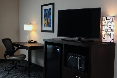holiday inn express and suites omaha south ralston