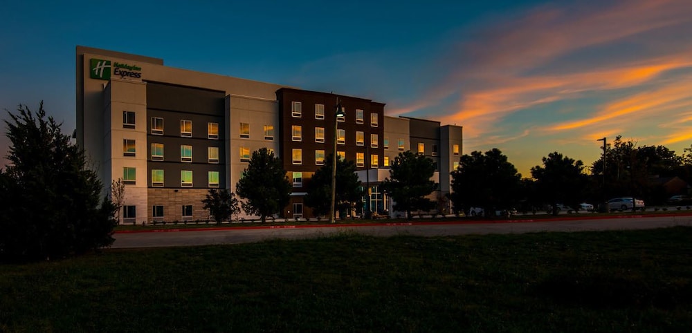 holiday inn express and suites garland e lake hubbard i30