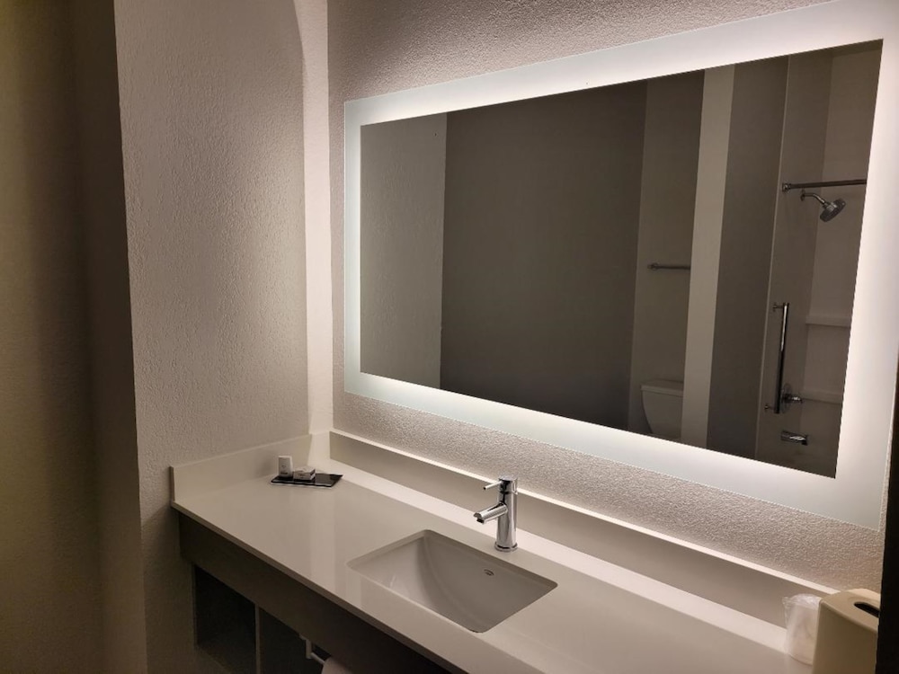 holiday inn express and suites starkville by ihg