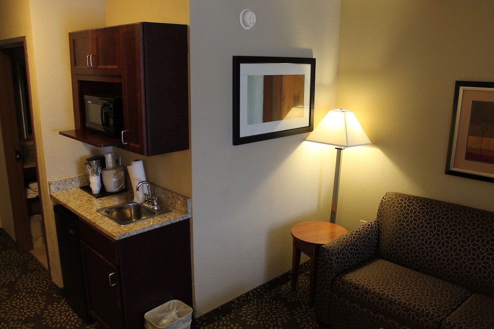 holiday inn express and suites starkville by ihg