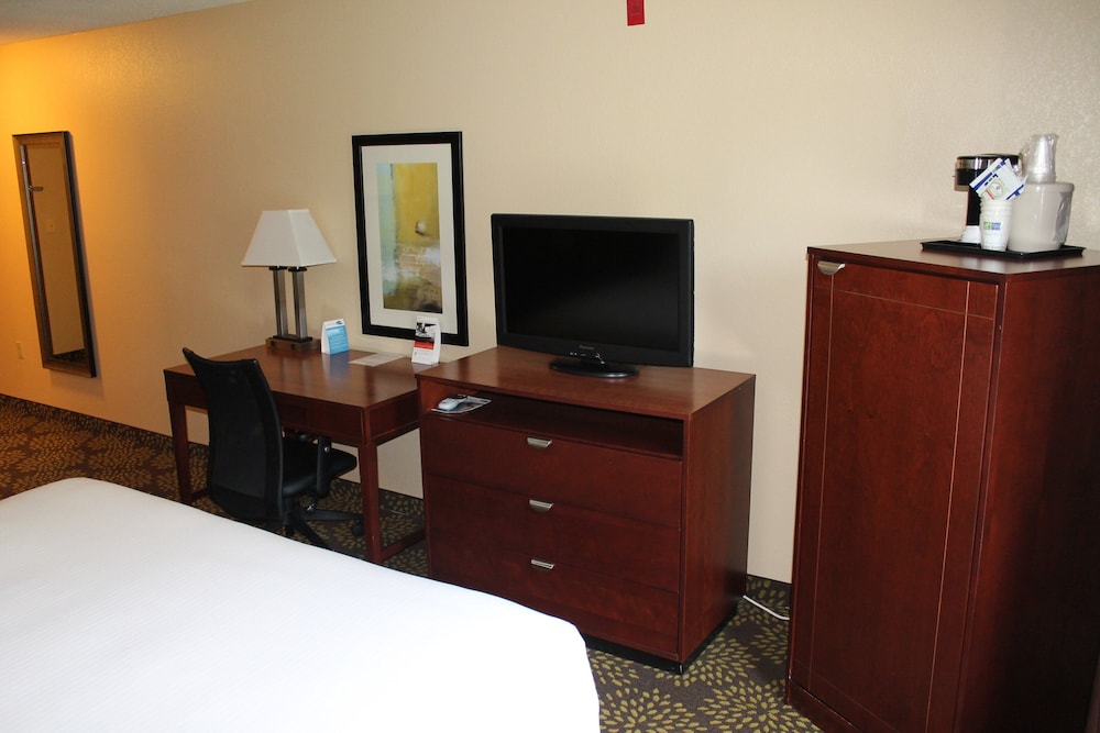 holiday inn express and suites starkville by ihg