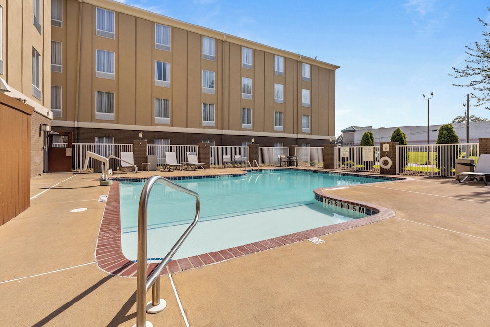 holiday inn express and suites starkville by ihg