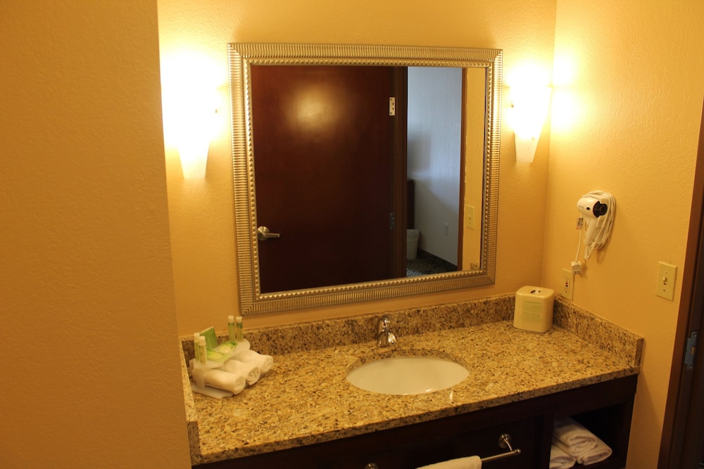 holiday inn express and suites starkville by ihg