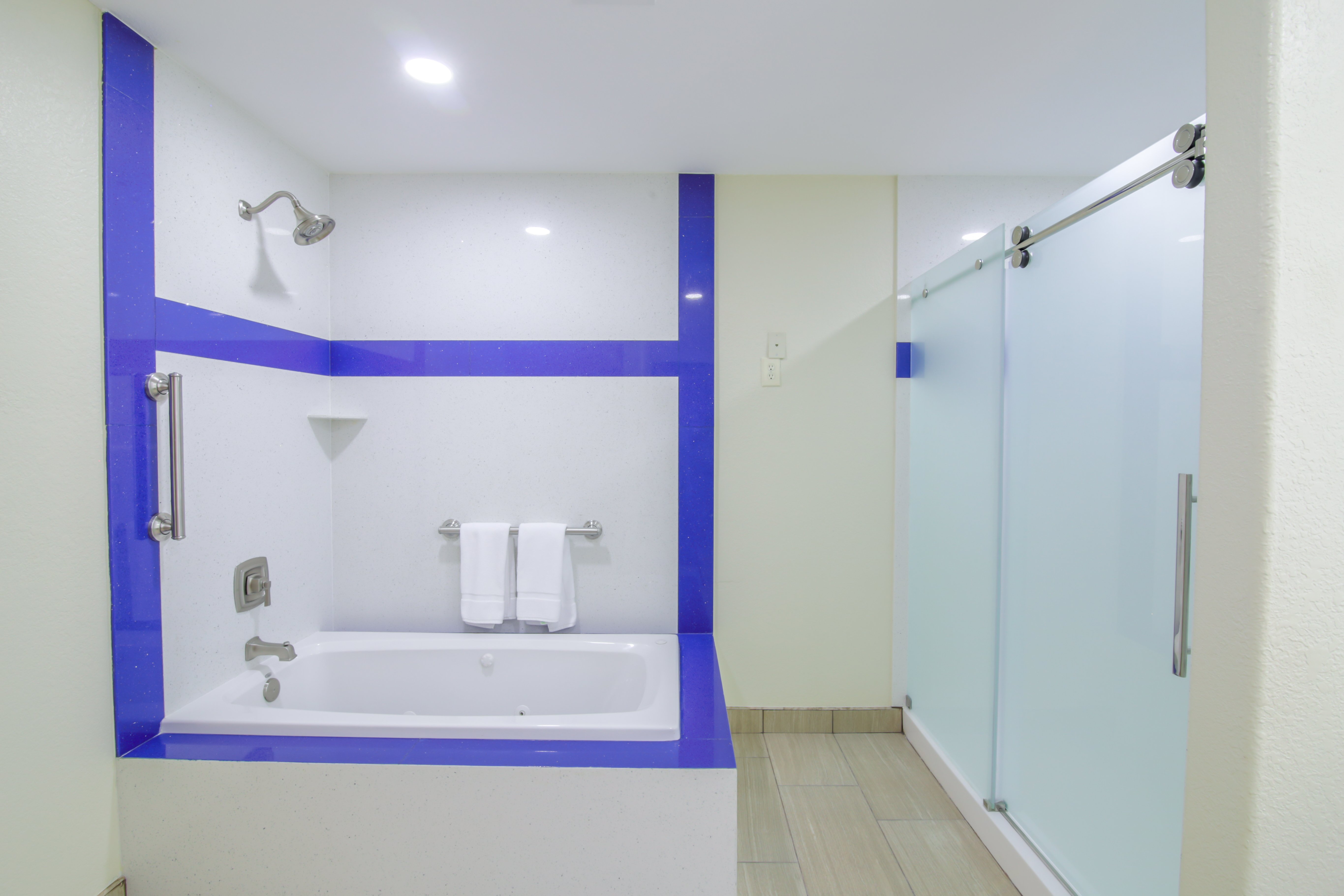 holiday inn express and suites raymondville by ihg