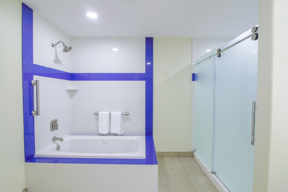 holiday inn express and suites raymondville by ihg
