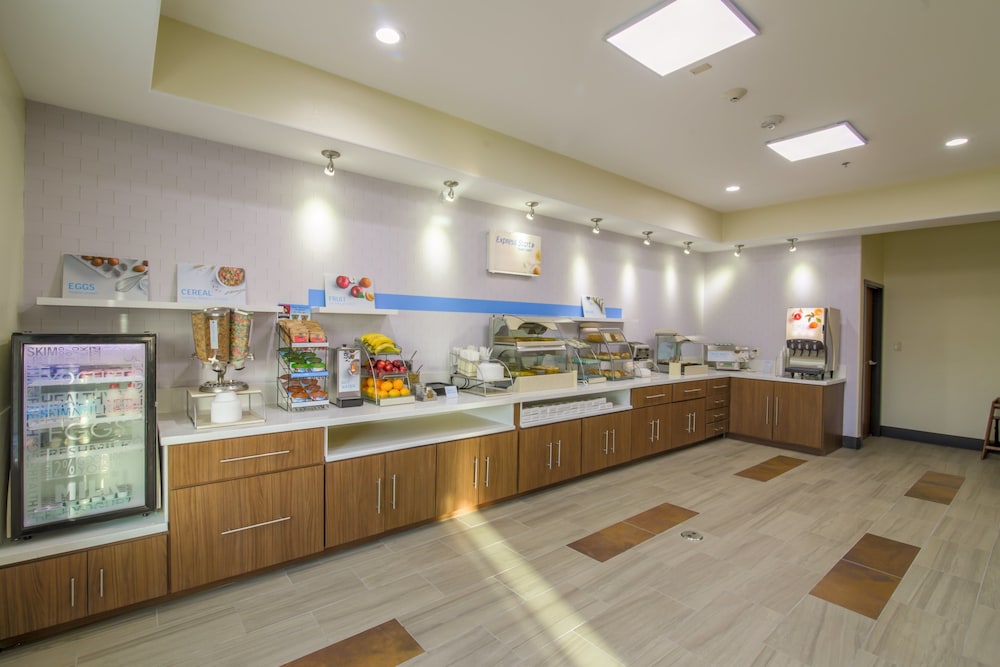 holiday inn express and suites raymondville by ihg