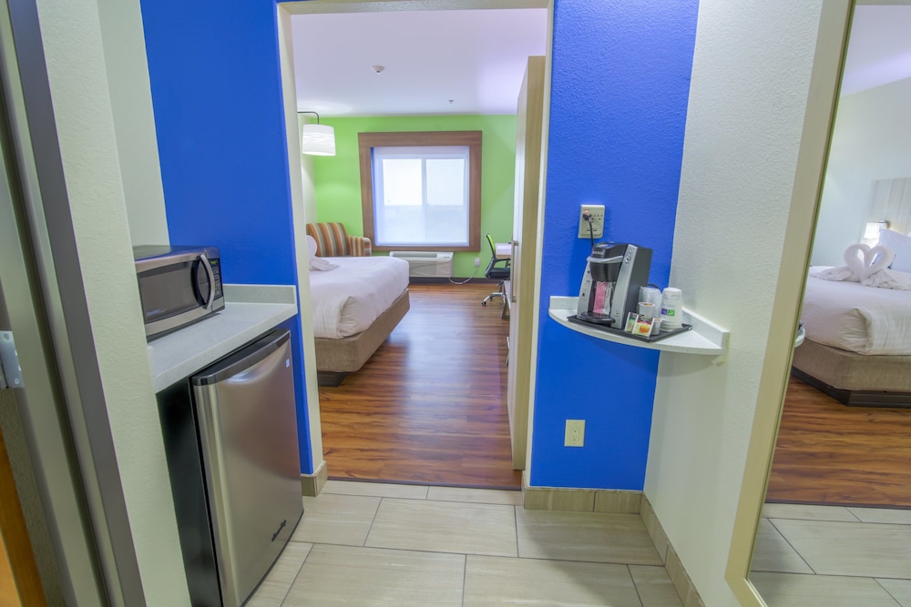 holiday inn express and suites raymondville by ihg