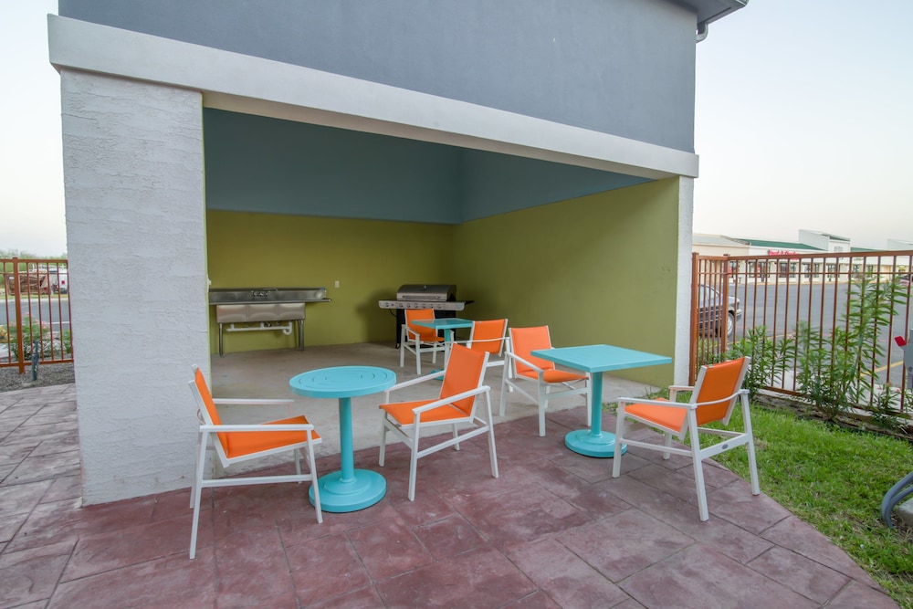 holiday inn express and suites raymondville by ihg