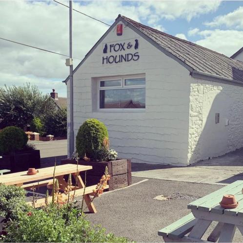 The Fox & Hounds,,1 star