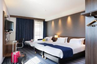 holiday inn express toulon est by ihg