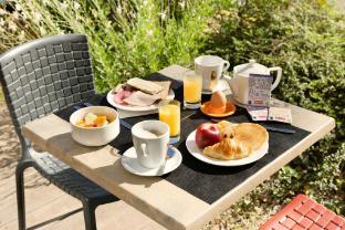 holiday inn express toulon est by ihg