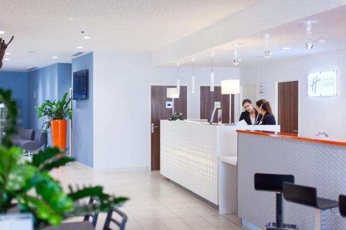 holiday inn express toulon est by ihg