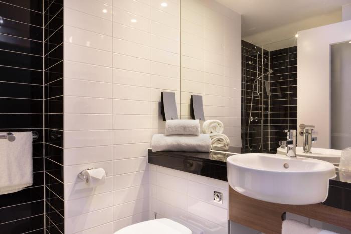 holiday inn express toulon est by ihg