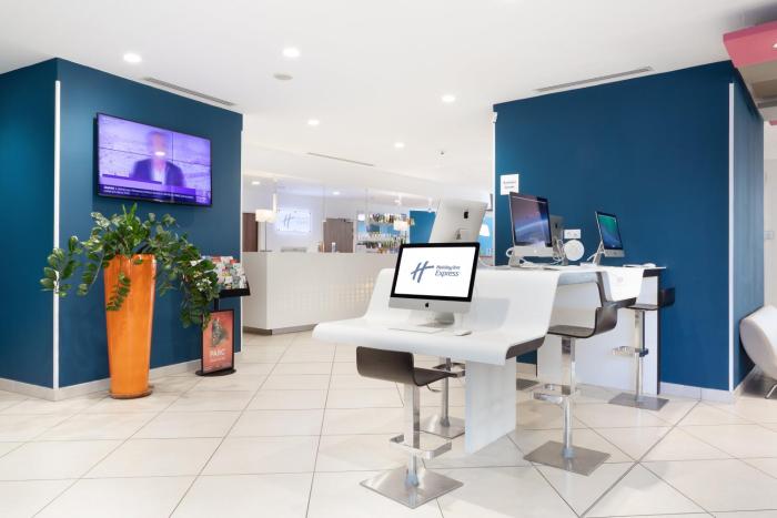 holiday inn express toulon est by ihg
