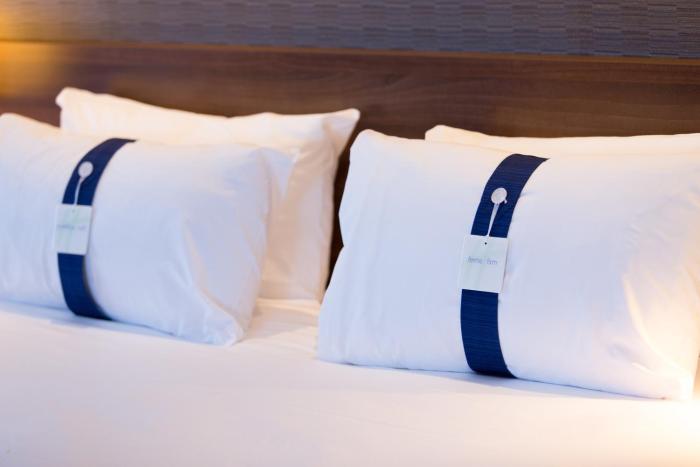 holiday inn express toulon est by ihg