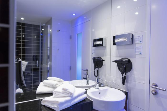 holiday inn express toulon est by ihg