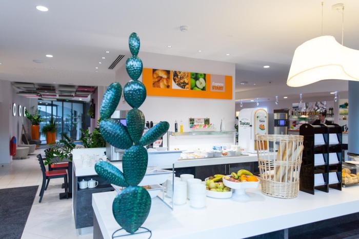 holiday inn express toulon est by ihg