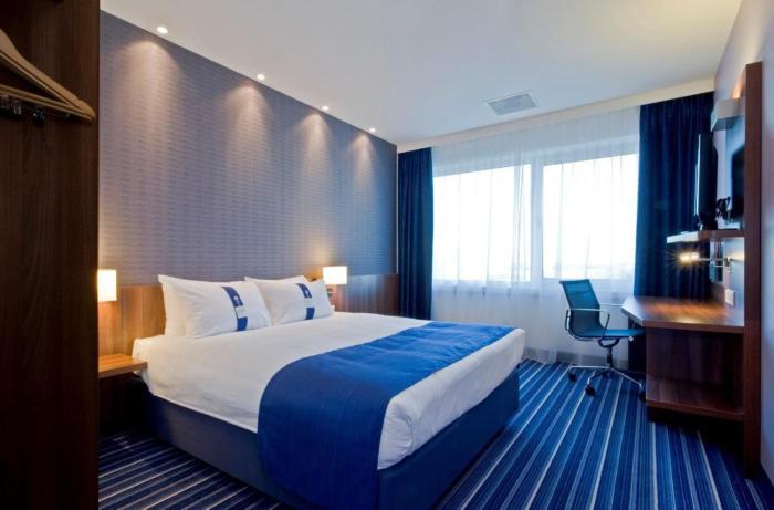 holiday inn express toulon est by ihg