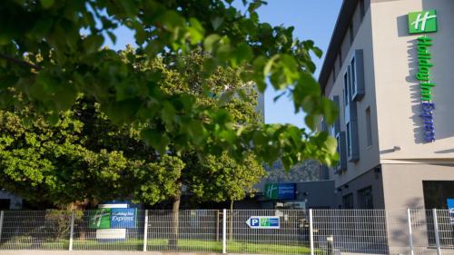 holiday inn express toulon est by ihg
