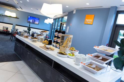 holiday inn express toulon est by ihg
