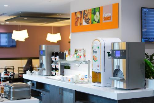holiday inn express toulon est by ihg