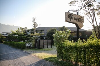 rain tree khao yai hotel