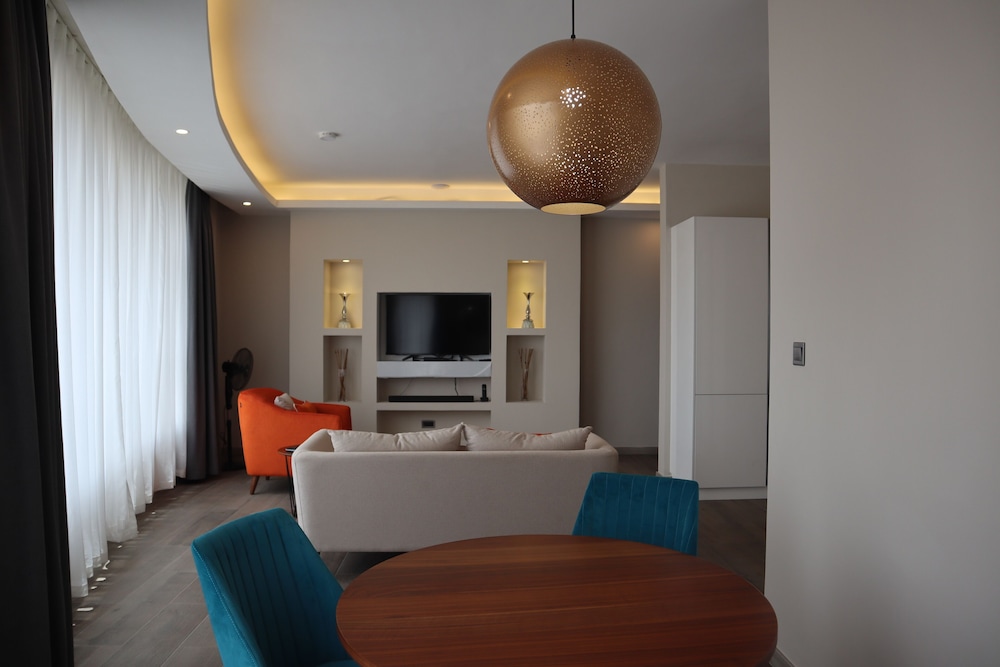 the curve by the park apartments