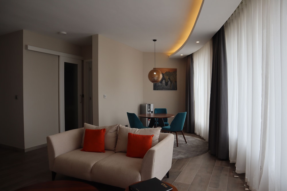 the curve by the park apartments