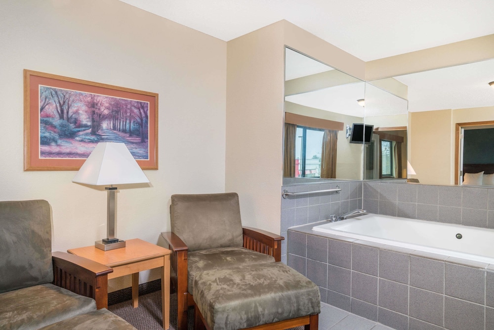 Days Inn & Suites By Wyndham Baxter Brainerd Area,Brainerd>>Baxter,3 star