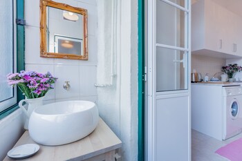 spacious bright and sunny apartment by timecooler
