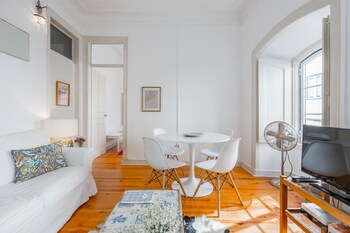 spacious bright and sunny apartment by timecooler