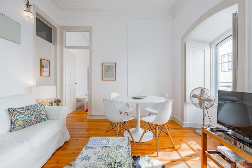 spacious bright and sunny apartment by timecooler