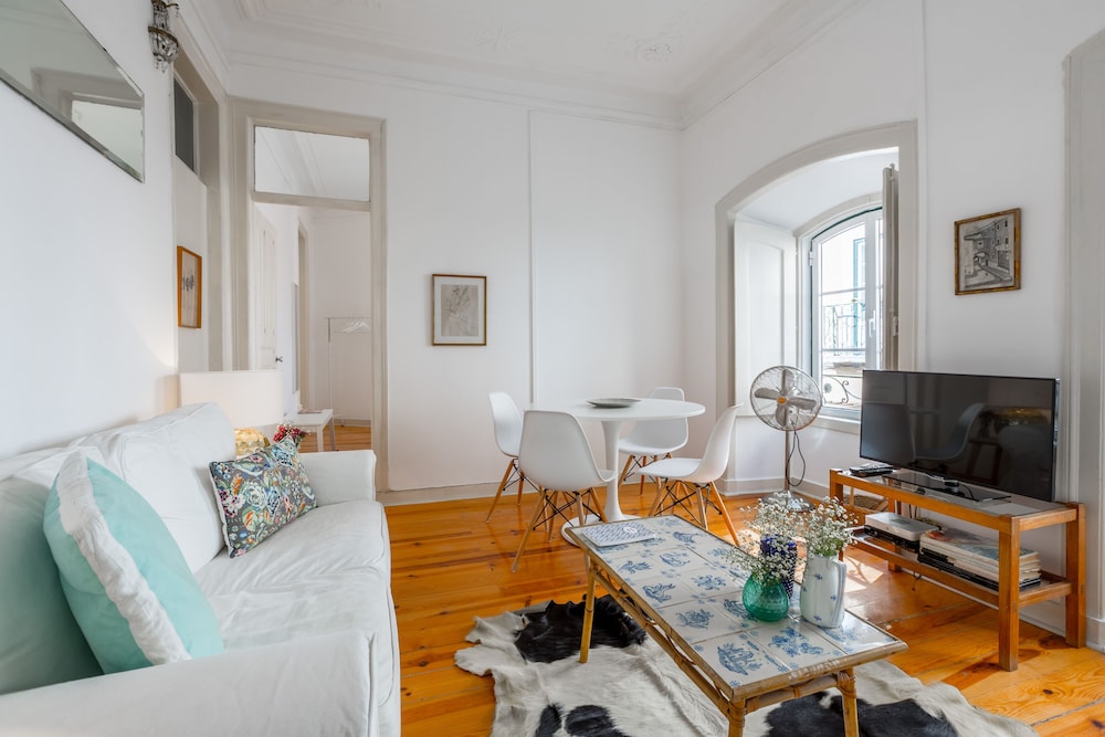 spacious bright and sunny apartment by timecooler