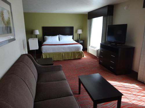 holiday inn express and suites indianapolis north