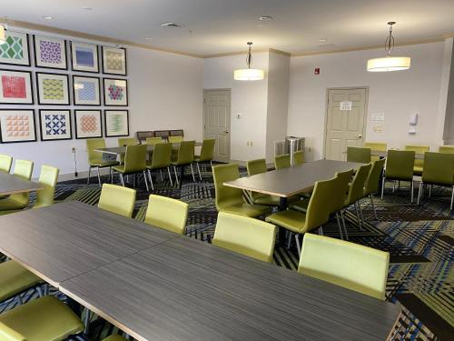 holiday inn express and suites indianapolis north