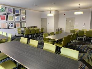 holiday inn express and suites indianapolis north