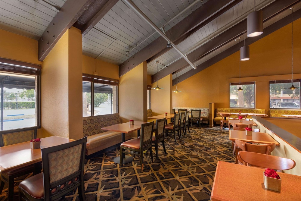 88 palms hotel and event center