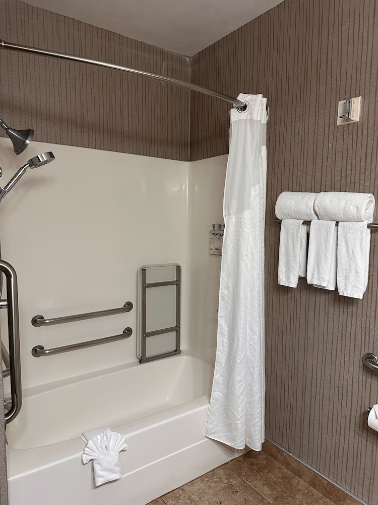 holiday inn express and suites chicago deerfield lincolnshire by ihg