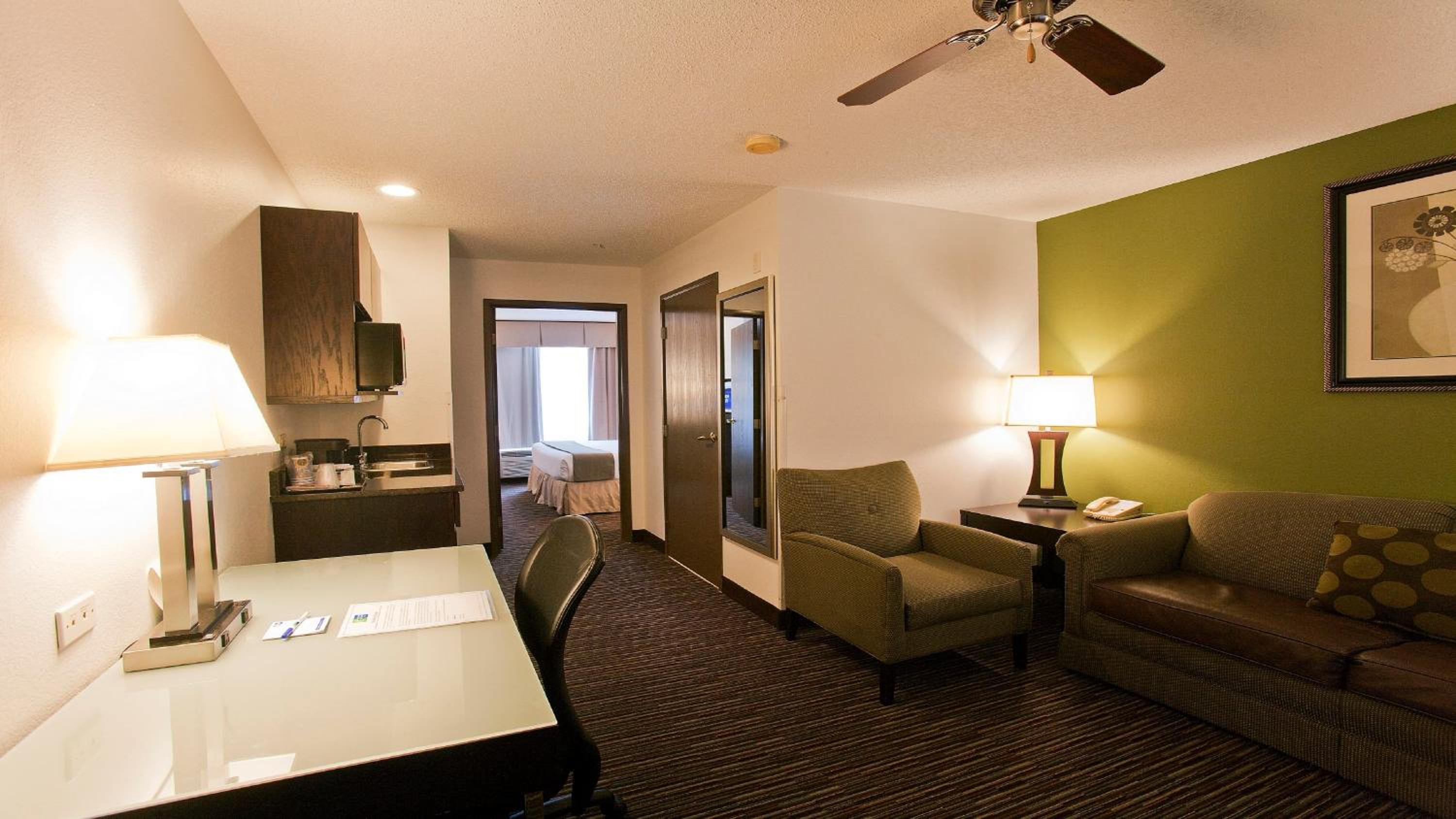 holiday inn express and suites chicago deerfield lincolnshire by ihg