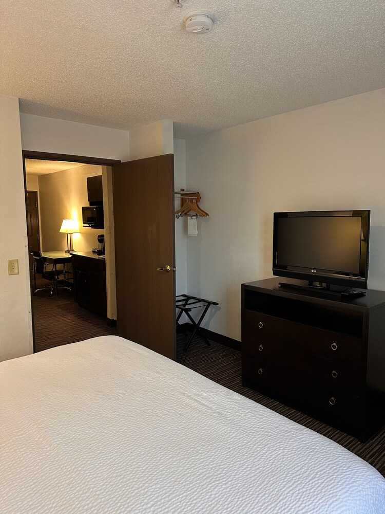 holiday inn express and suites chicago deerfield lincolnshire by ihg