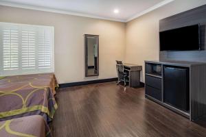 super 8 by wyndham north hollywood