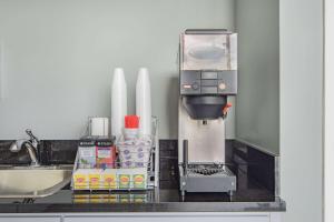 super 8 by wyndham north hollywood