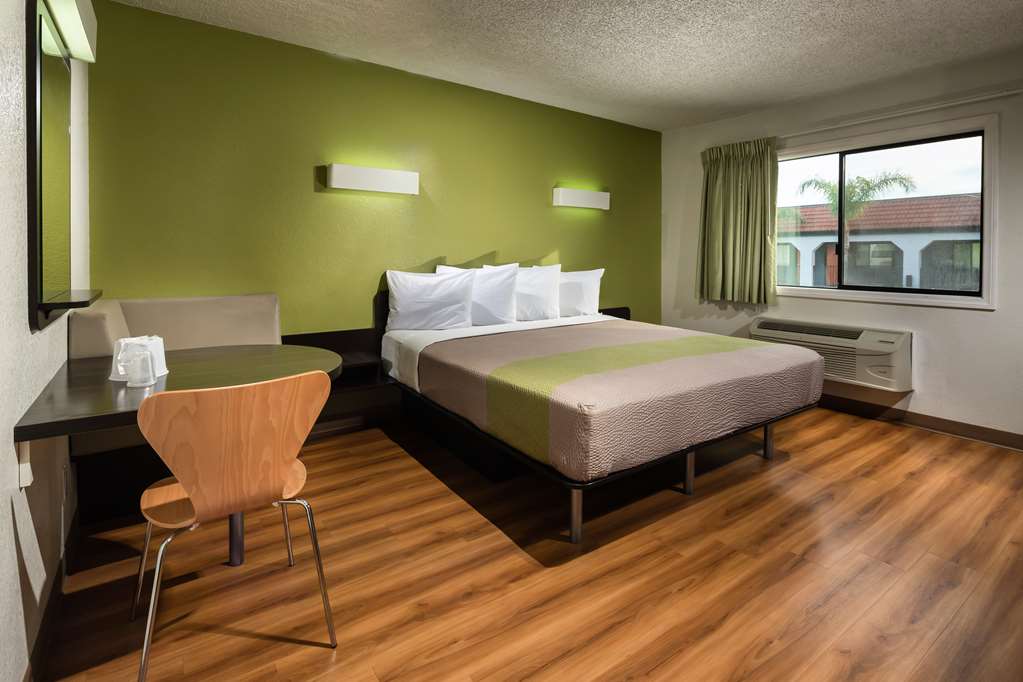 motel 6 canoga park
