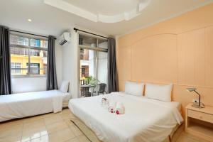 arya eightball records hotel