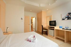 arya eightball records hotel