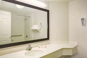 La Quinta Inn & Suites By Wyndham St. Louis Westport,St. Louis>>Maryland Heights,3 star