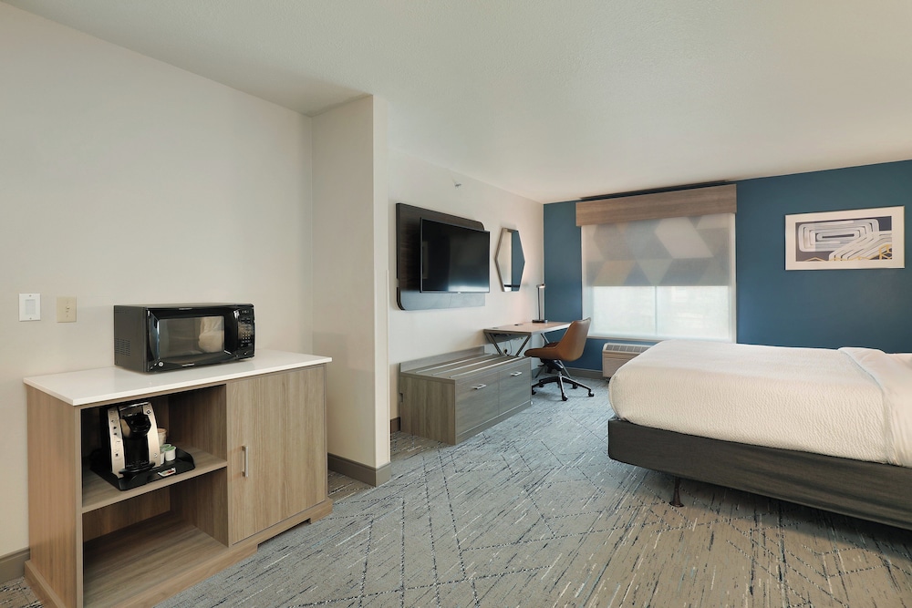 holiday inn express and suites new berlin by ihg