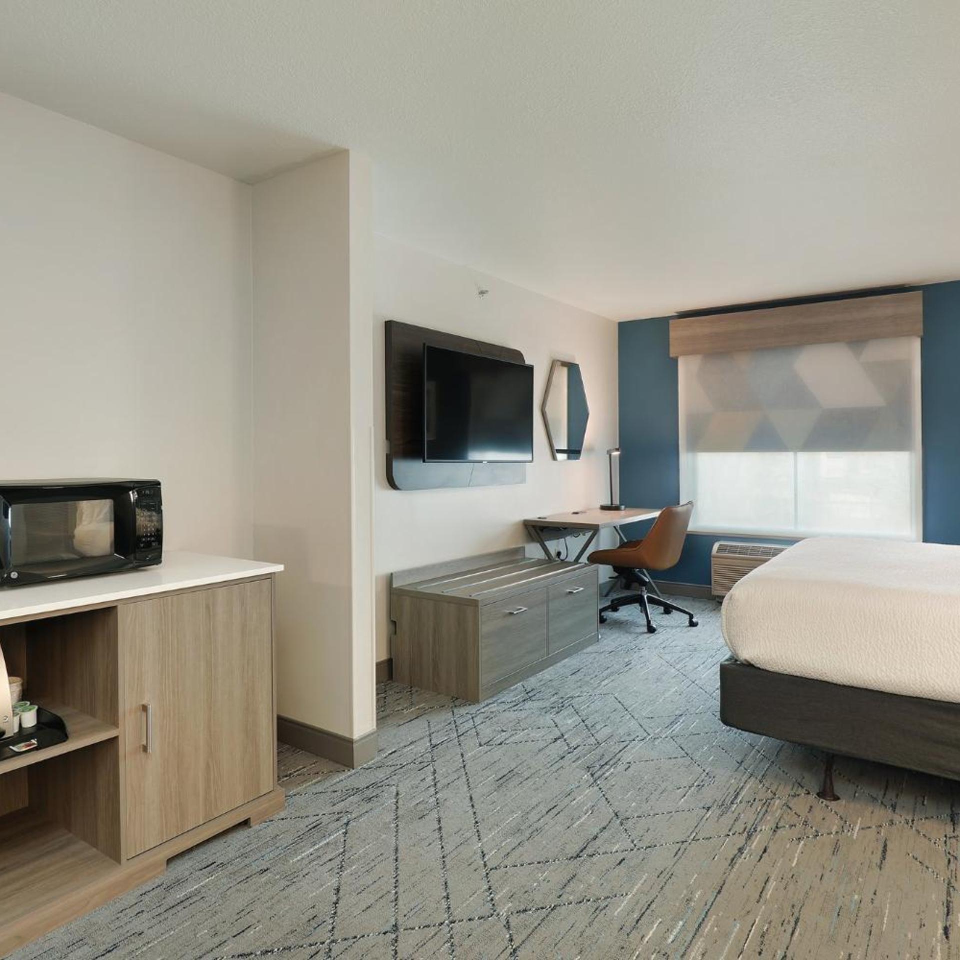 holiday inn express and suites new berlin by ihg