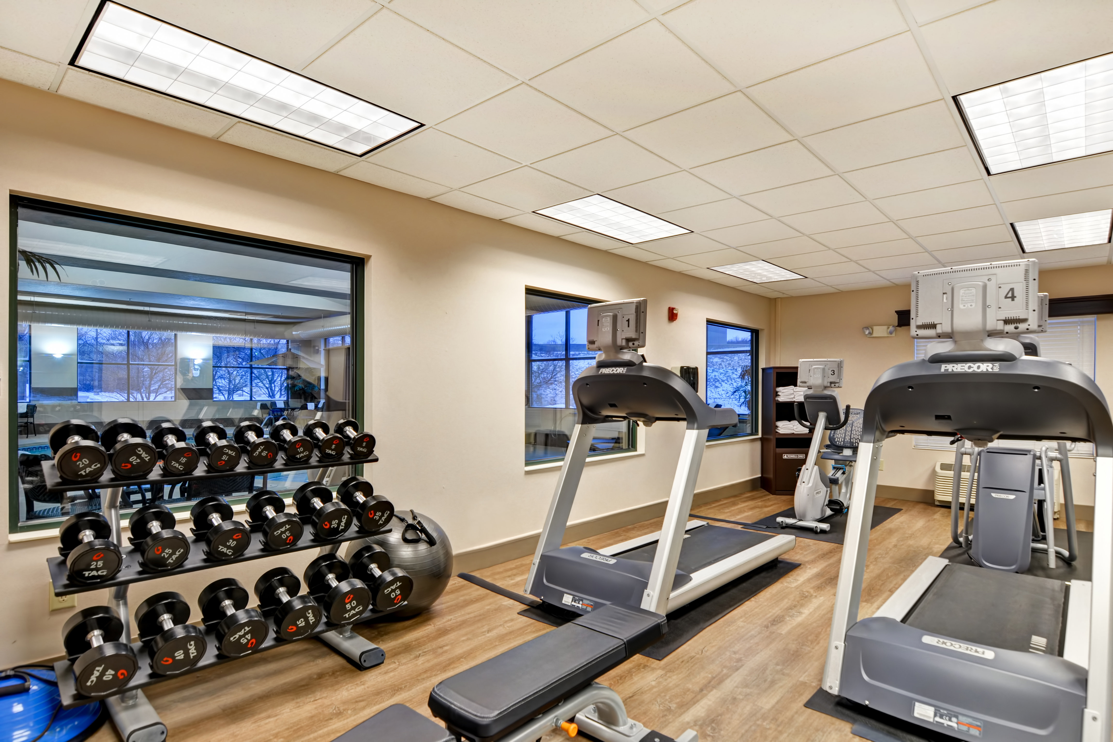 holiday inn express and suites new berlin by ihg